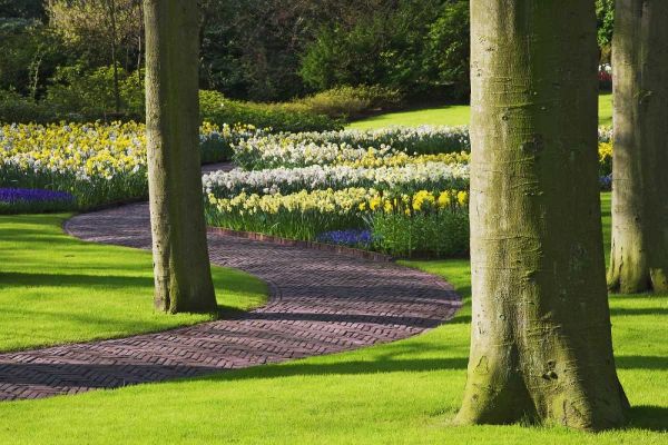 Holland, Lisse Curving path through a gardens